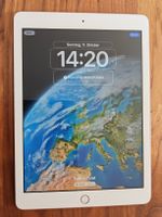 Apple iPad 6. Generation mit Logitech Tastatur und Hülle