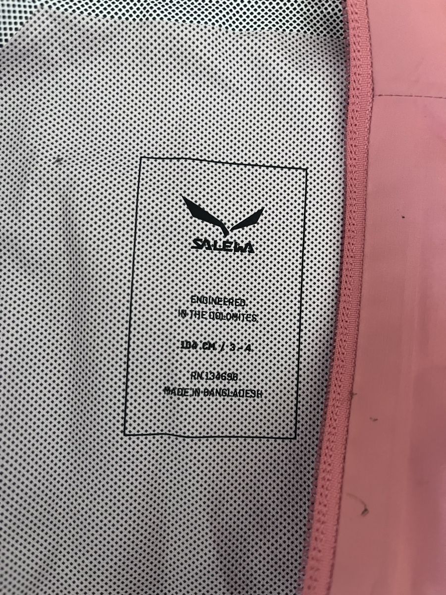 Salewa Vestes & Manteaux: Kinder Regenjacke Salewa Grösse 104 Rosa – D'occasion à Pfäffikon SZ par humming-bird 1