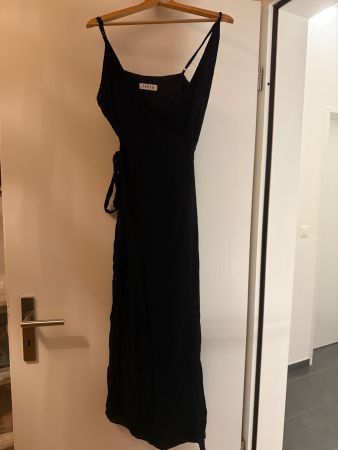 Schwarzes Sommerkleid von Edited, Grösse M, Wickelkleid