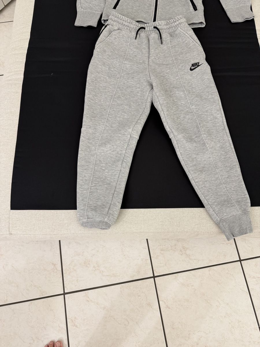 Nike Lotti di vestiti: Ensemble Nike Tech gris taille 140 état neuf!! – Nuovo (secondo la descrizione) da Grand-Lancy venduto da gio_yg9n 2