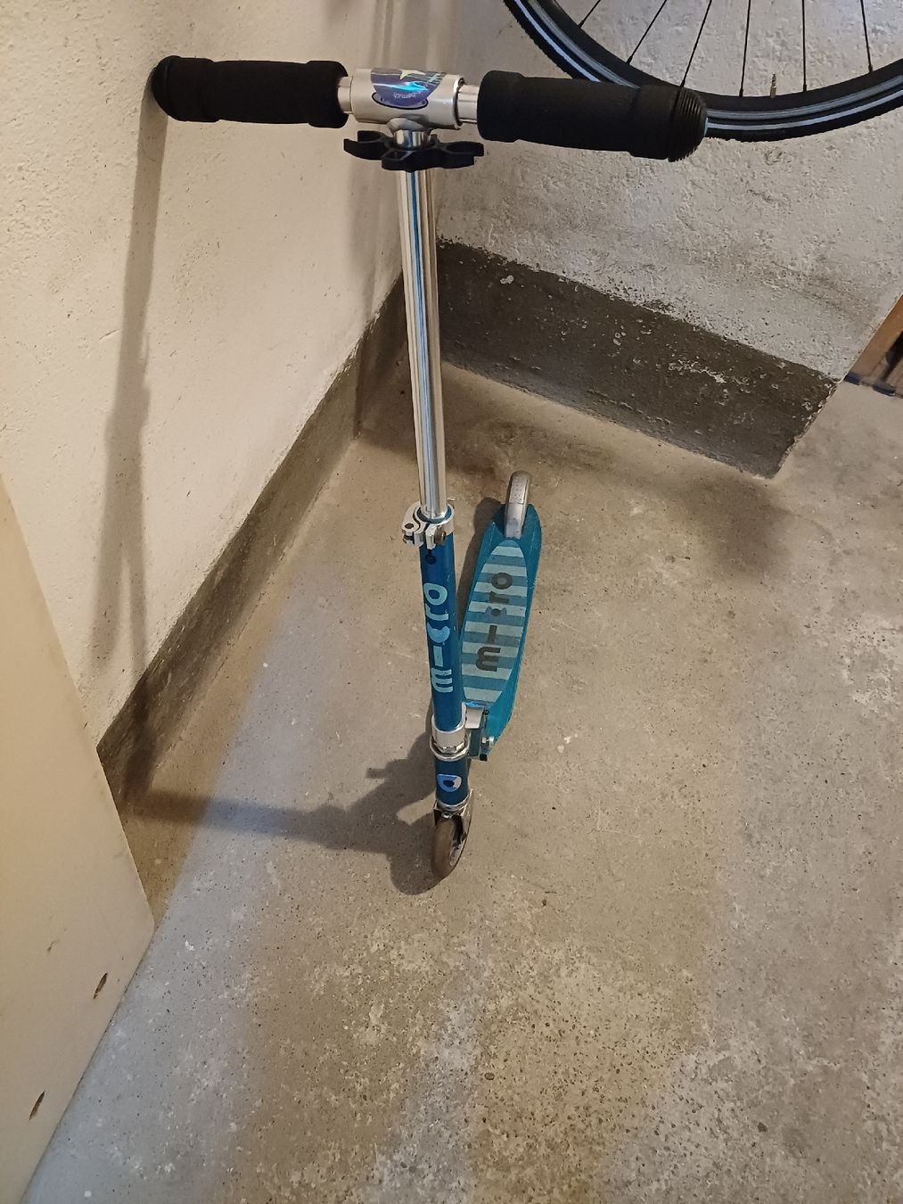 Micro Kickboard: Micro Scooter Kinderroller Blau/Weiss mit Streifen – Neu (gemäss Beschreibung) aus Bern von rikivip