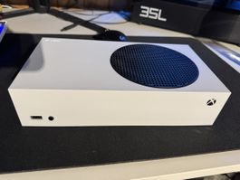 Microsoft Xbox Series S Konsole mit zwei Controllern