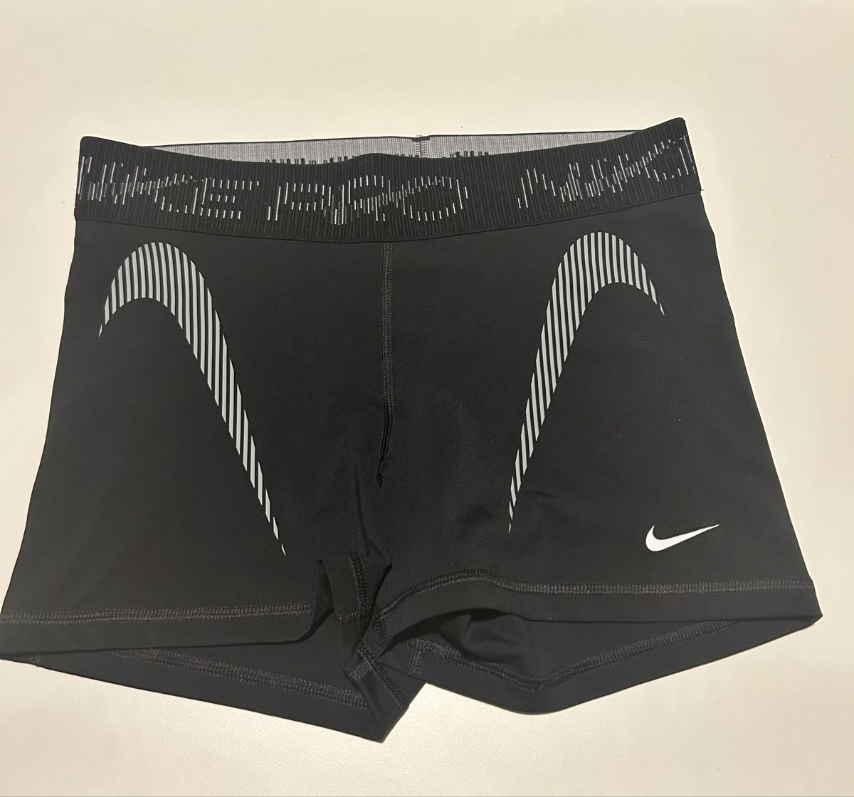 Nike Pantaloni: Nike Pro Shorts M – Usato da Basel venduto da lenarrari