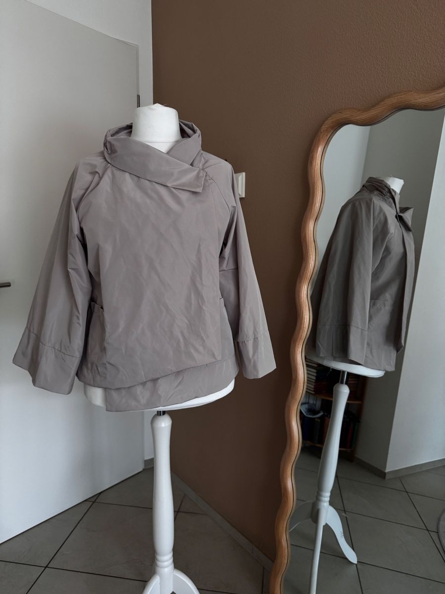 Jacken: Aparte, asymmetrische Jacke beige – Neu (gemäss Beschreibung) aus Muttenz von einfach-schoen