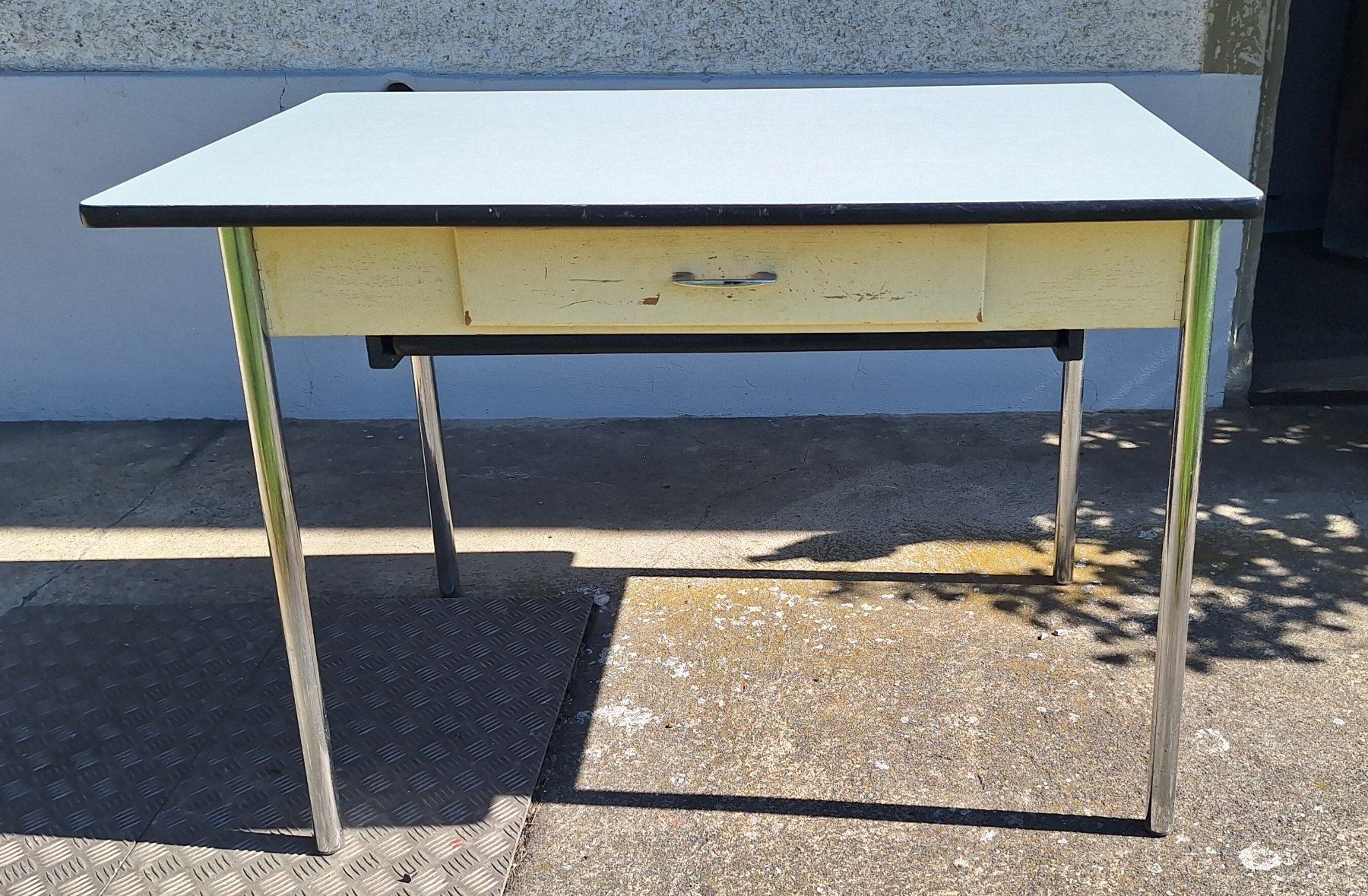 Tavoli: Kelco Tisch mit Schublade, Vintage – Usato da Weinfelden venduto da JoeBaer