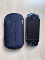 PSP 3004 - fournie avec son chargeur Sony et 15 jeux