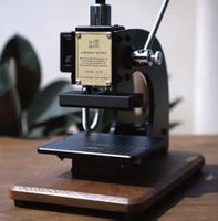 Eine Heißprägemaschine und ein Satz Buchstabenformen
