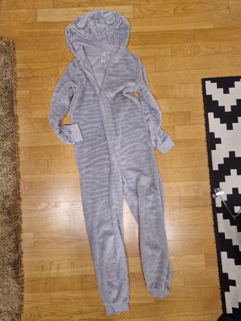 Completi: Combinaison pyjama chaude et douce, taille 152 – Usato da Penthaz venduto da Sosotroc