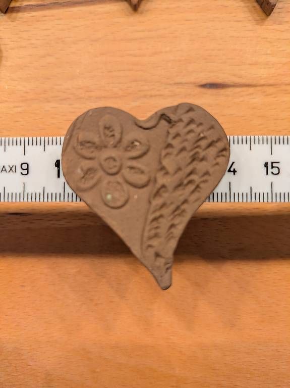 Tutte le decorazioni: Handgefertigte Tonherzen – Usato da Zufikon venduto da Baum03 1