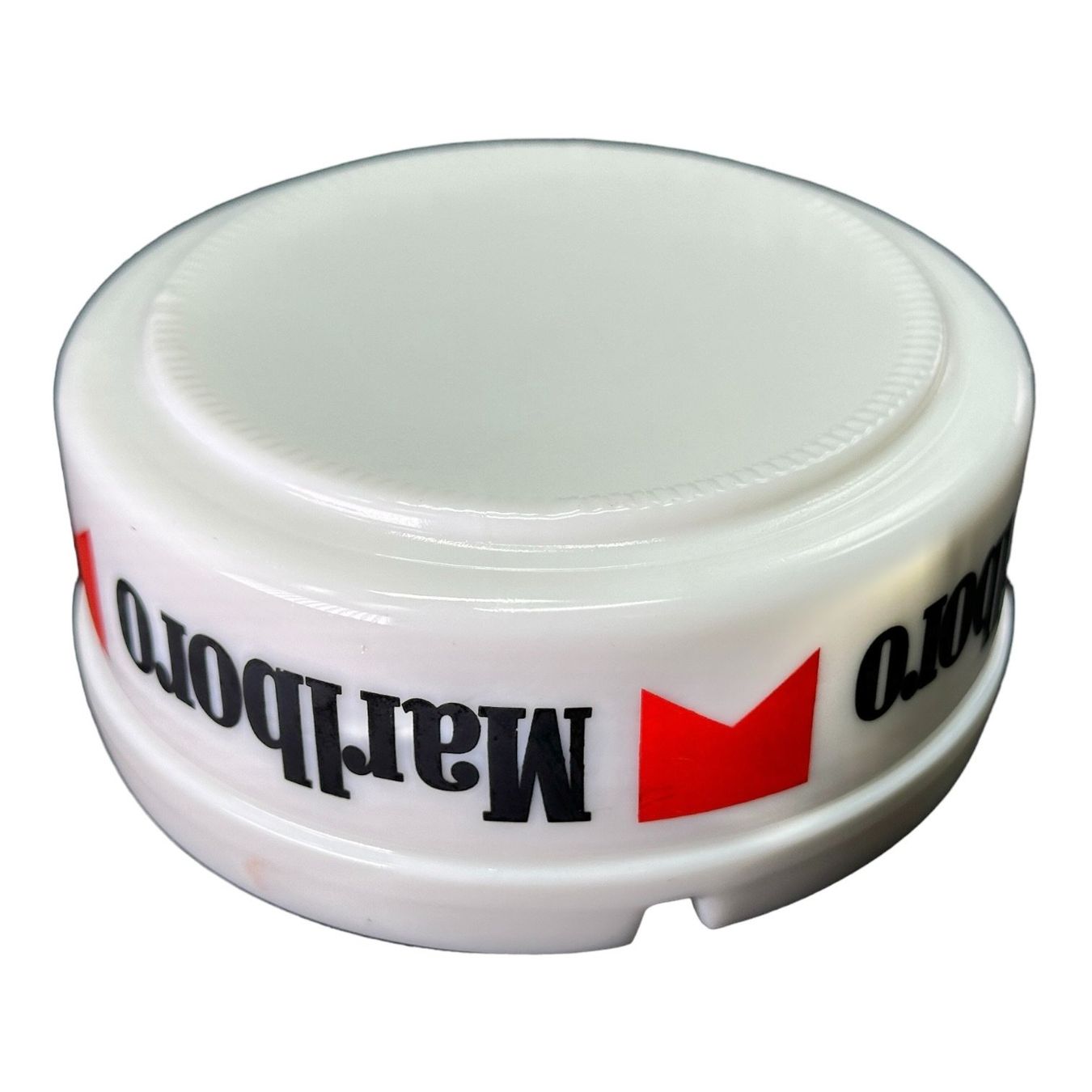 Marlboro Portacenere: Cendrier Marlboro en opaline blanche – Usato da Morges venduto da deco.vintage 1