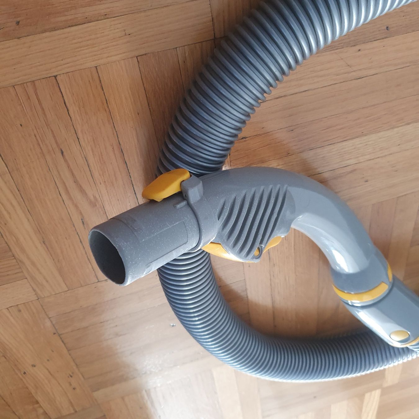 Dyson Aspirapolveri & Accessori: Tuyau pour dyson DC05 – Usato da Prilly venduto da RoDyRe 1