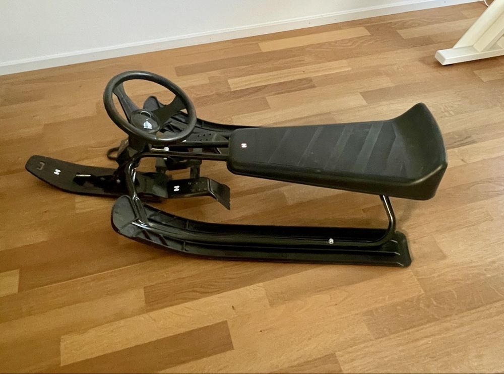 Luge: Snowracer Lenkschlitten Schwarz neuwertig – D'occasion à Reinach BL par SchnaeppchenScout
