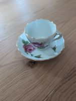 Meissen Tasse mit Untertasse (Rosenmuster)