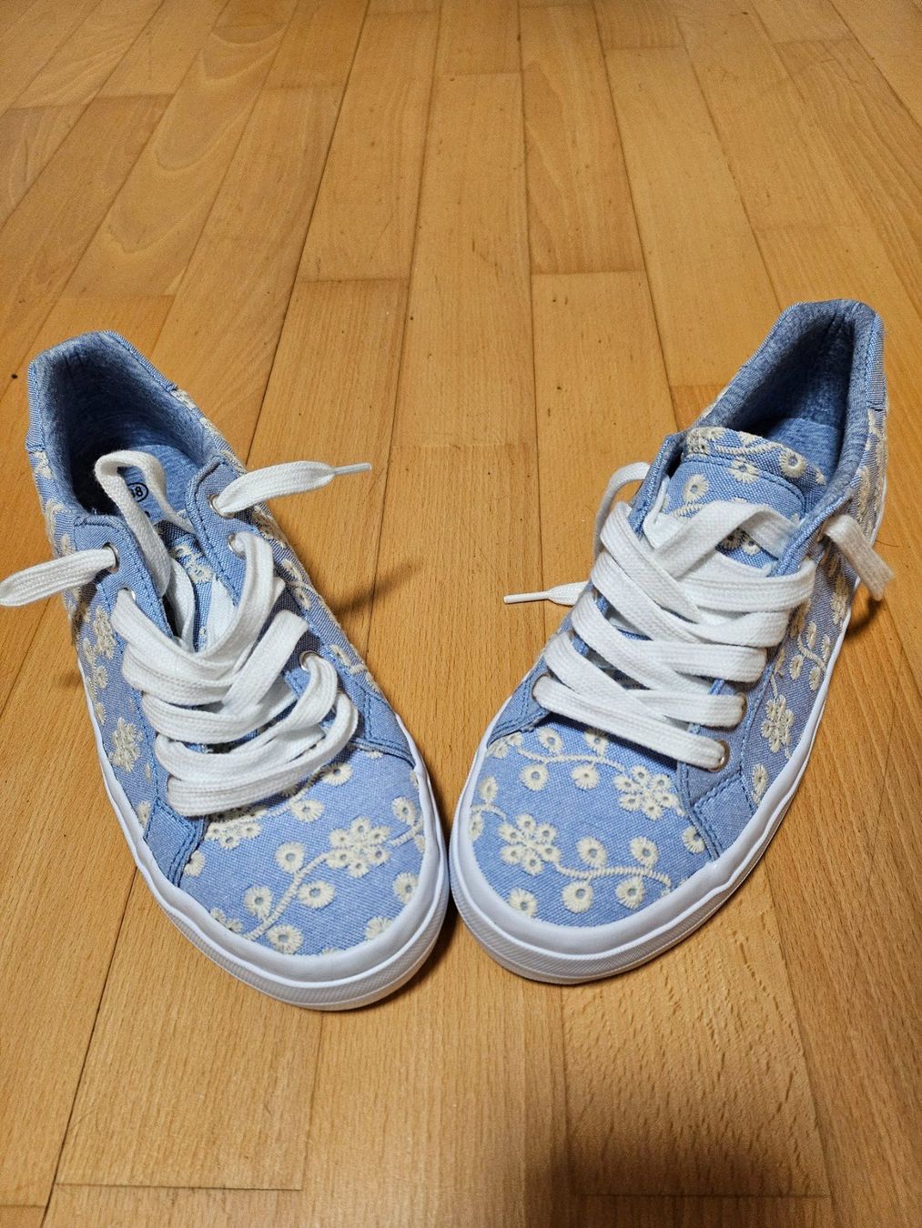 Graceland Scarpe da donna: Sneakers, hellblau mit Blumenapplikationen – Nuovo (secondo la descrizione) da Zürich venduto da qua_7dpq