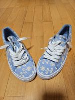 Sneakers, hellblau mit Blumenapplikationen