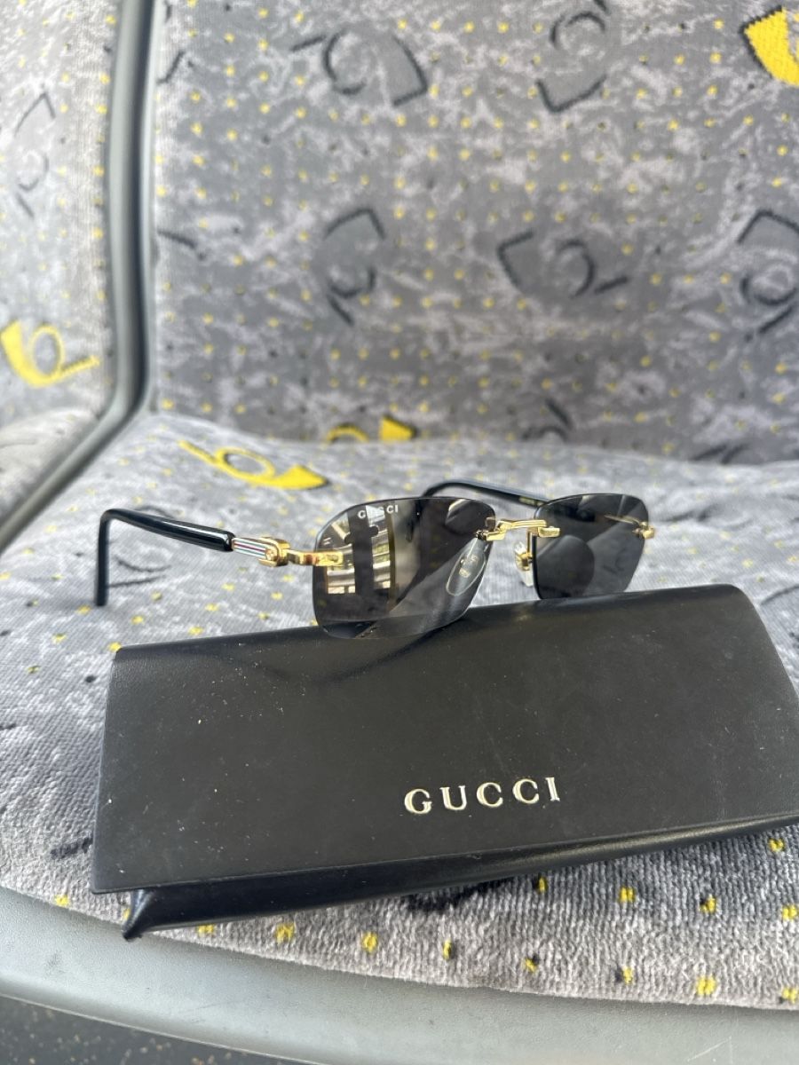 Lunettes & Verres: Lunettes de soleil prix négociable – Neuf avec emballage d'origine à Vouvry par ybe_czn6