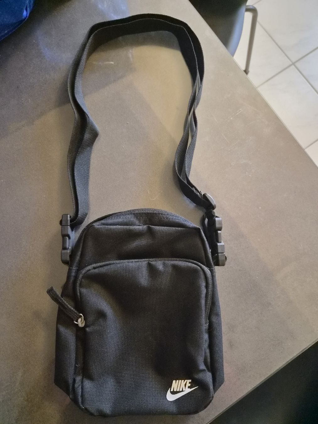 Nike Sacs: Umhängetasche Nike schwarz NEU – Neuf (Voir description) à Muttenz par Ela_Manu