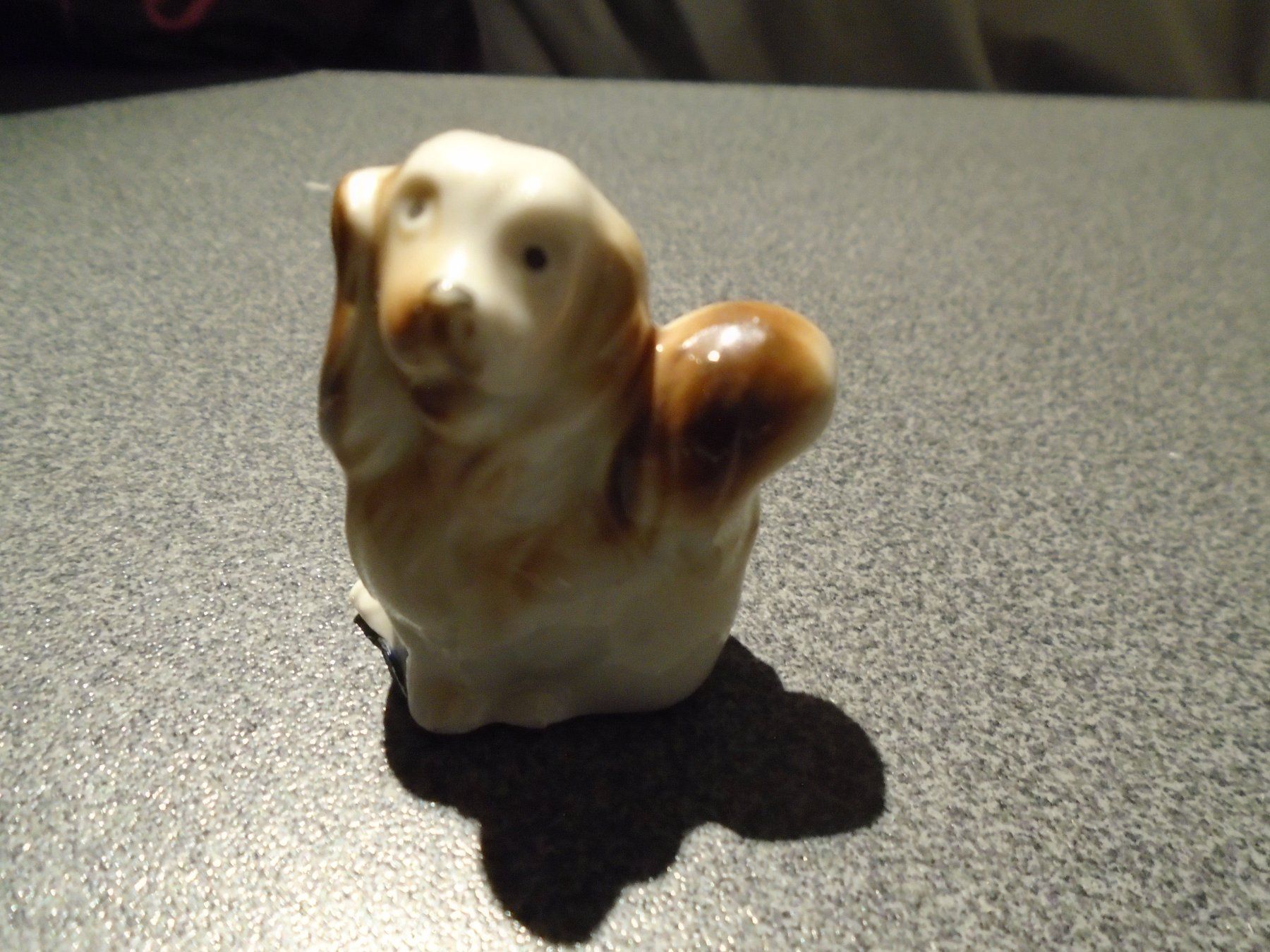 Statuette: Hund, weiss/braun, Schwanz hoch – Usato da Zürich venduto da Motzkuh