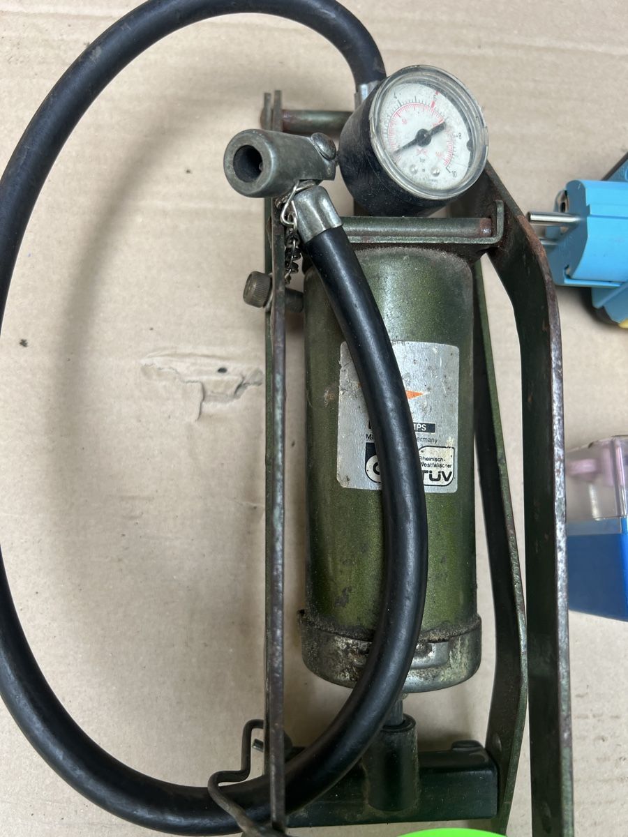 Pompe & Parti di ricambio: Fusspumpe und Weltreise Adapter – Usato da Neuenhof venduto da Willi111 1