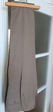 Pantalon homme  de couleur gris beige.