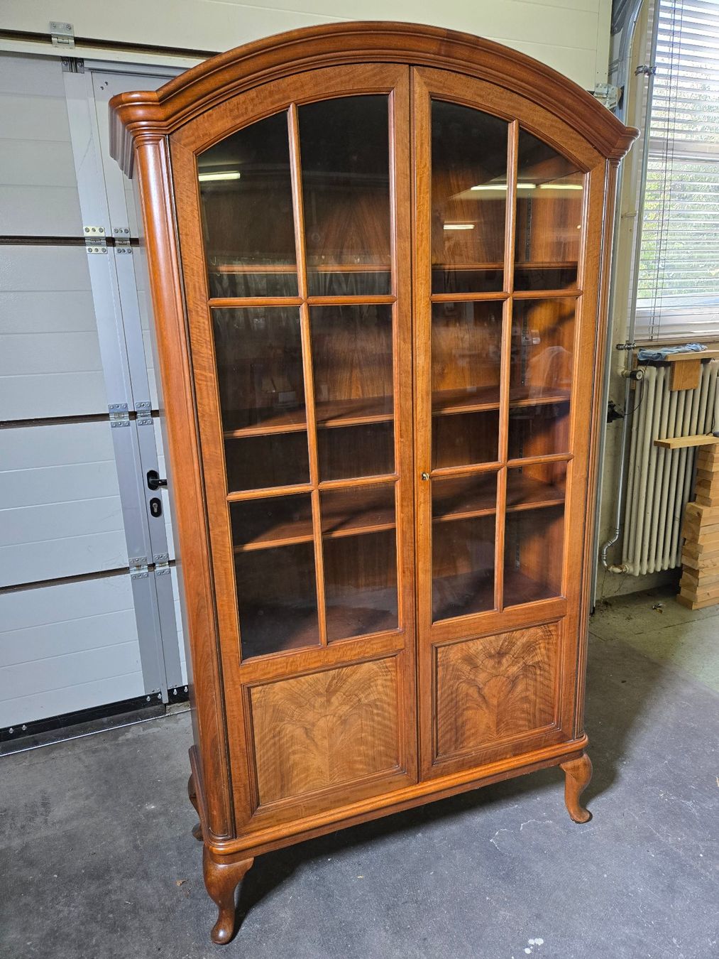Vitrinen: Vitrinenschrank aus Holz – Gebraucht aus Schleinikon von Swiss1930 3