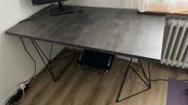 Schreibtisch