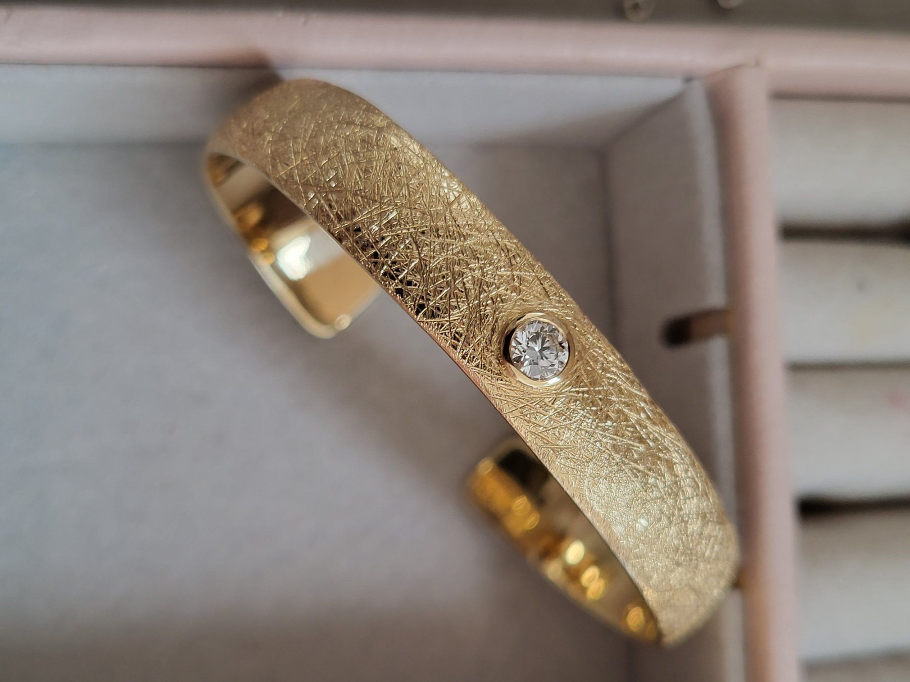 Armbänder & -reifen: Armspange Gelbgold 750 – Gebraucht aus Fehraltorf von Howe