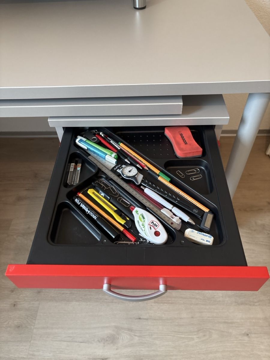 Schreibtische: Bureau d'angle repliable gris avec caisson rouge – Gebraucht aus Biel/Bienne von Al1552 4