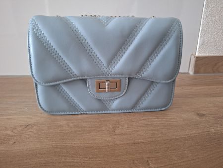 Umhängetasche hellblau mit Kette (neu; guter Zustand)