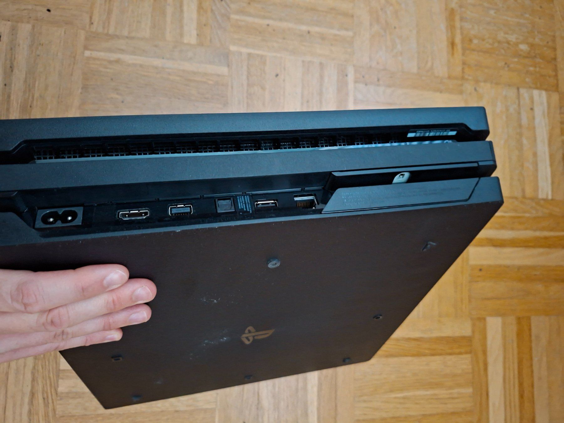Sony Consoles: PS4 Pro Konsole mit einem Controller – D'occasion à St. Gallen par brat01 2