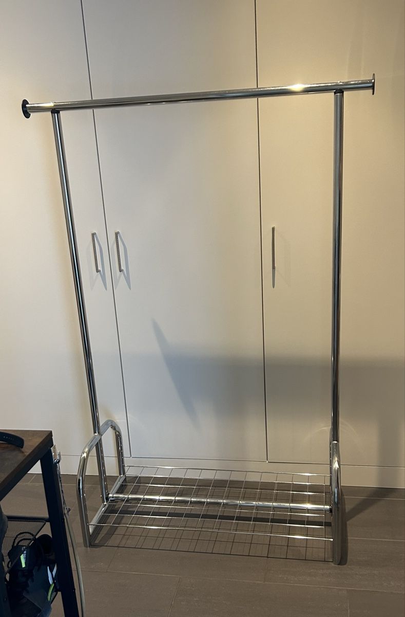 Garderobe: Kleiderständer Chrom mit Ablage – Gebraucht aus Pfäffikon SZ von andi_dru 1