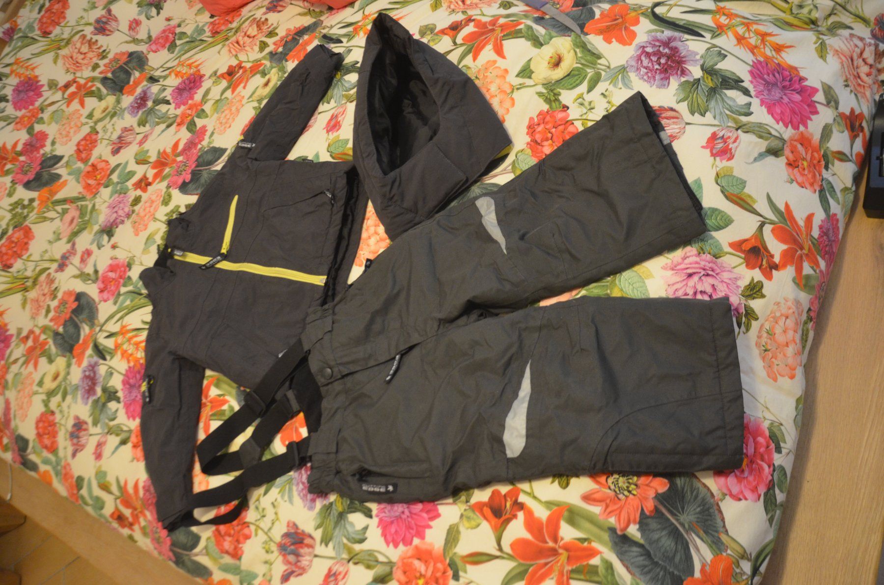 Lots de vêtements: TAILLE 92 - SKY - VESTE + HOSE – D'occasion à Chiasso par Dolly015