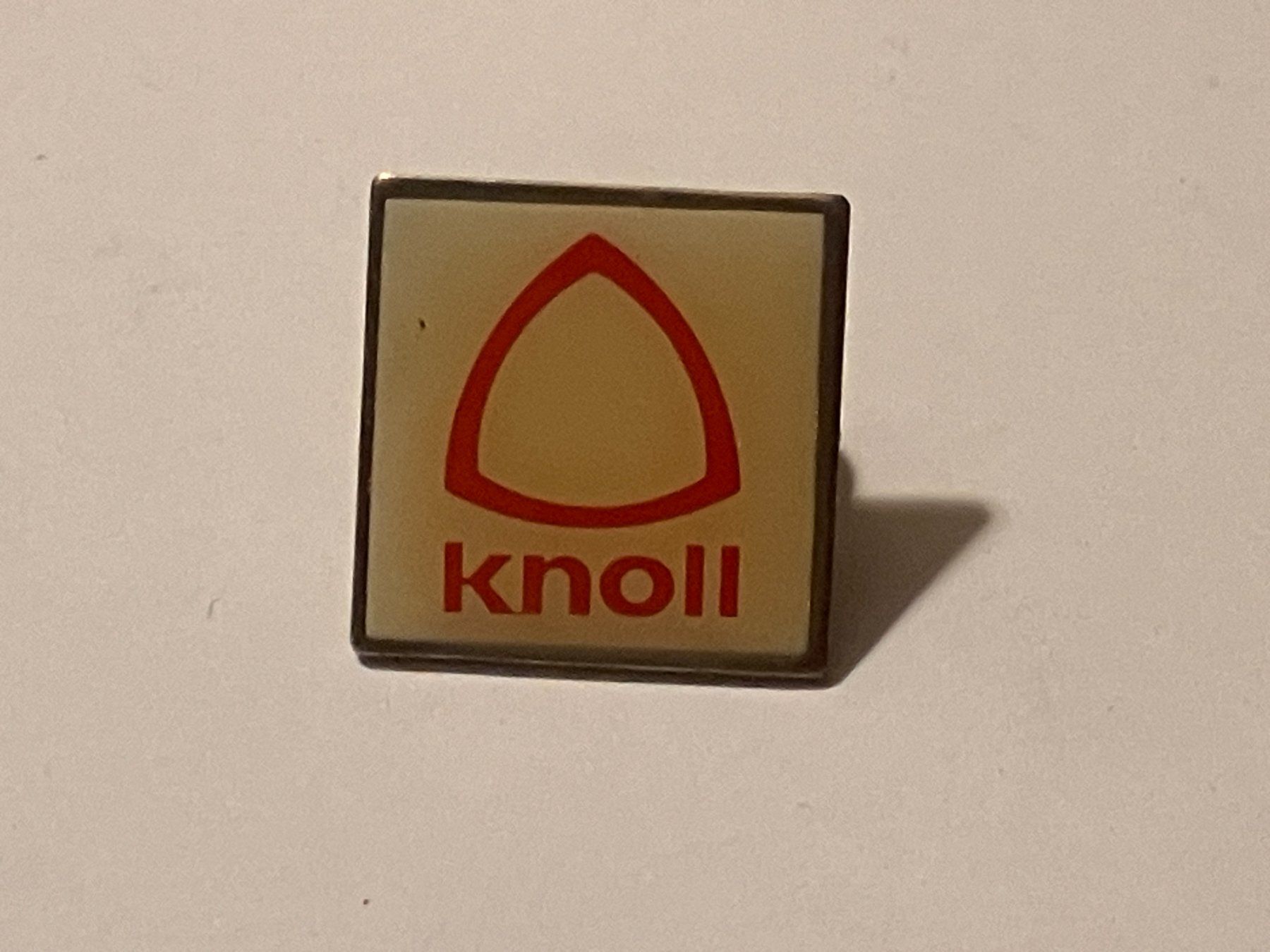 Placchette & Badge: 1 Pin Knoll – Usato da Basel venduto da djwwpp