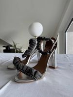 Silberne High Heels mit Rüschen  Grösse 38