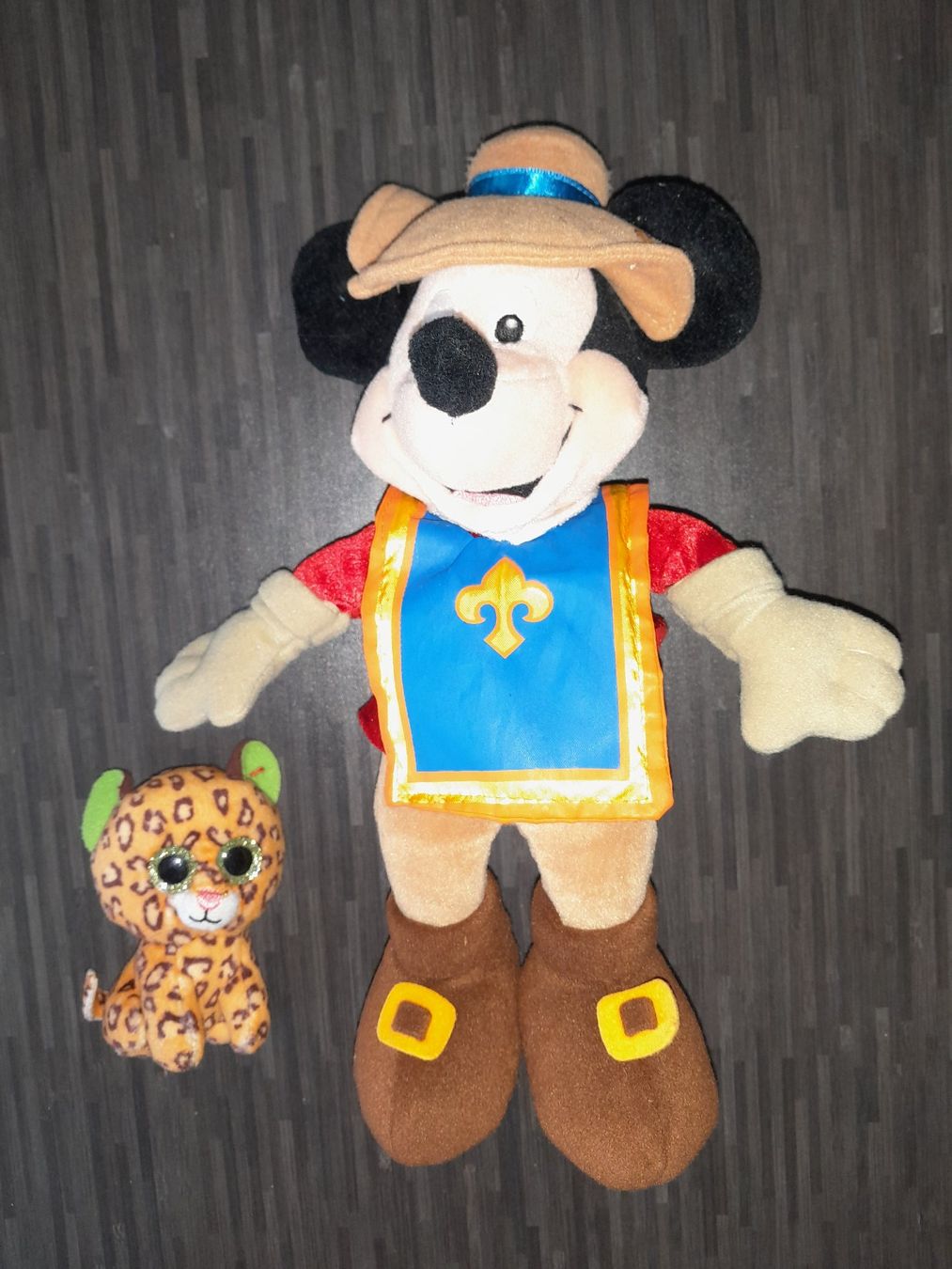 Disney Giocattoli: Mickey Mouse Musketeer Plüschtier + Beanie Leopard – Usato da Steffisburg venduto da FutureOne 1