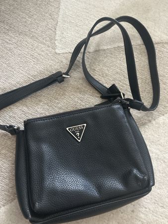 Umhängetasche Guess schwarz mit zwei Reissverschlussfächern
