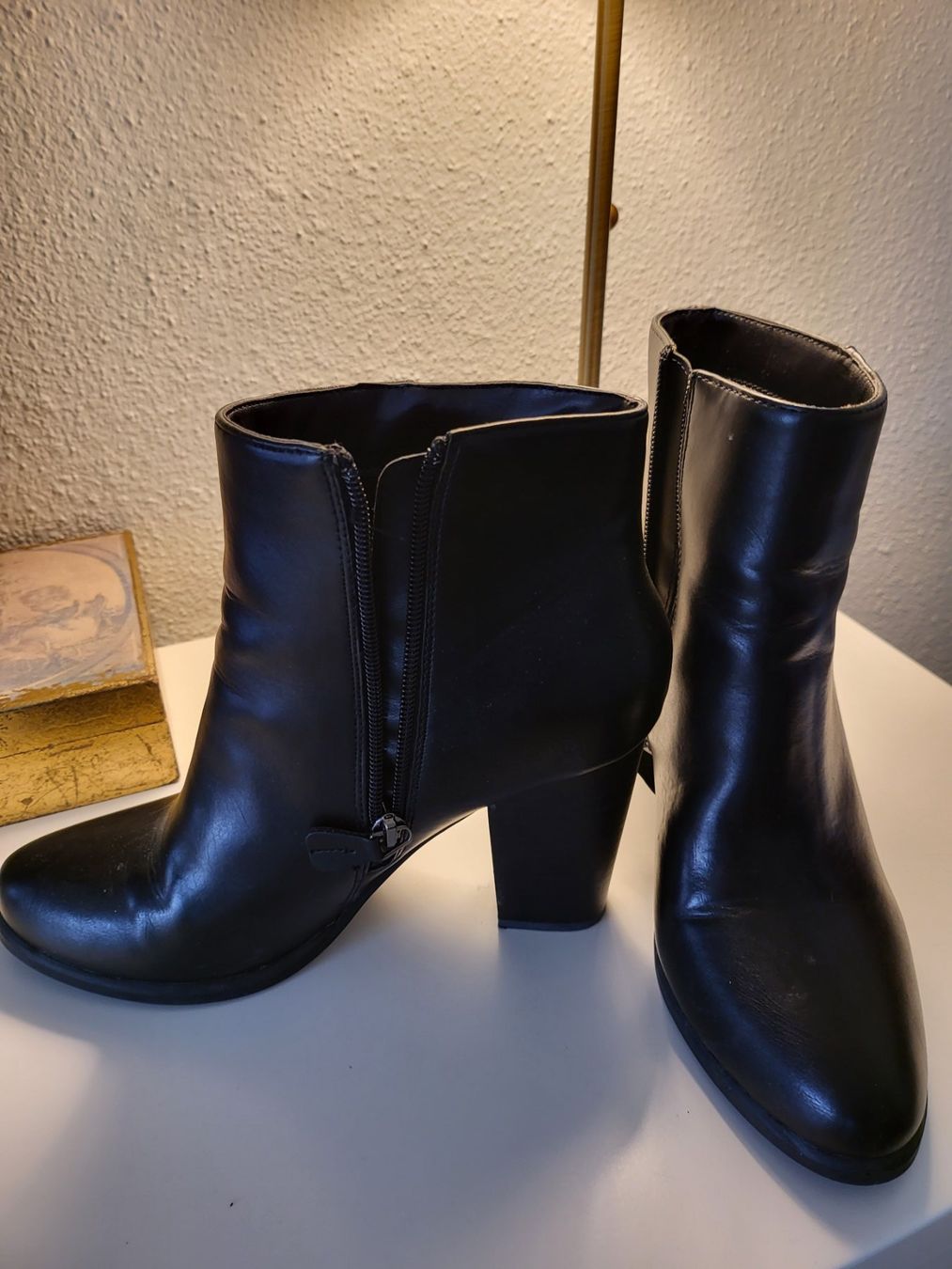 Damenschuhe: Schöne Stieffeleten AMISU – Gebraucht aus Basel von sci_67ms 1