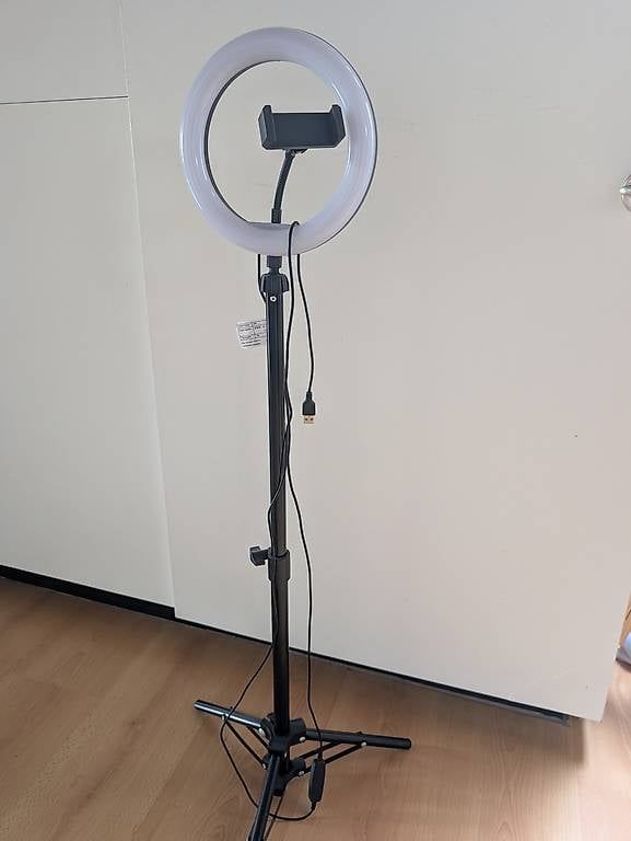 Stative & Stativköpfe: LED selfie Stativ – Gebraucht aus Schaffhausen von Pfupff