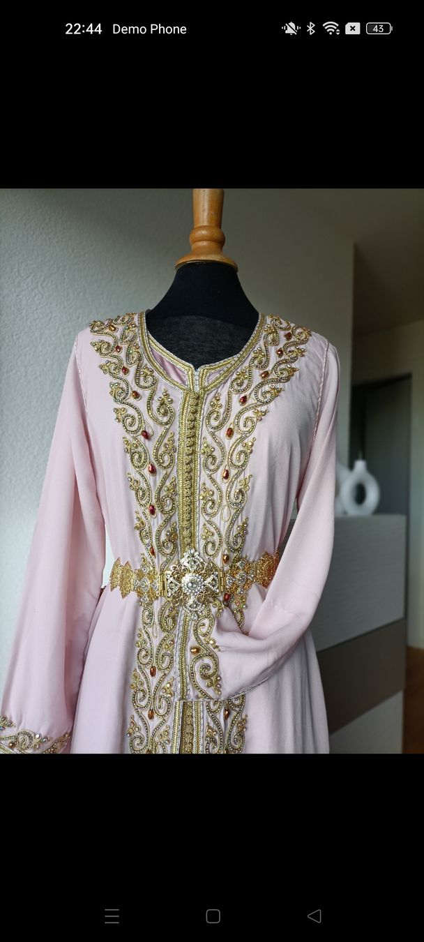 Vestiti: Caftan rose poudré brodé or - Élégance et tradition!  – Nuovo e nell'imballaggio originale da La Chaux-de-Fonds venduto da Luxary.25cachmirepro 2