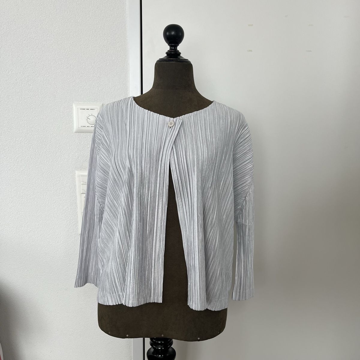 Issey Miyake Giacche: Issey Miyake Pleats Please Cardigan – Nuovo (secondo la descrizione) da Zug venduto da saskia-chiara