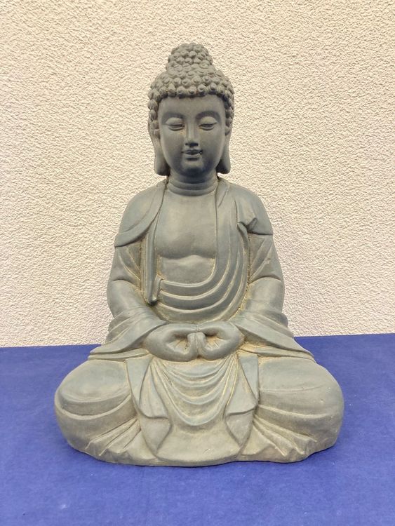 La Figura Di Pietra Di Shiva, Il Mologico Cinese Shiva Tra Due Ombrelli Cerimoniali Tradizionali Tedung Cielo Azzurro Nuvole Bianche Image247289650