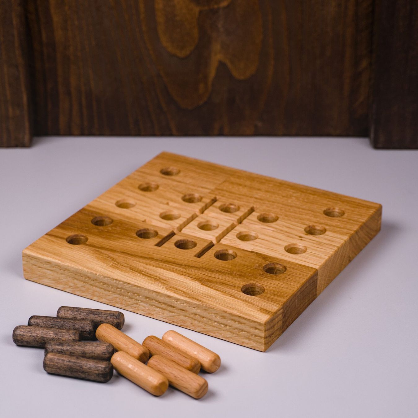 Giochi: Brettspiel Tic-Tac-Toe aus Eichenholz - Klassisch geölt – Nuovo e nell'imballaggio originale da Hubersdorf venduto da HolzPart 1