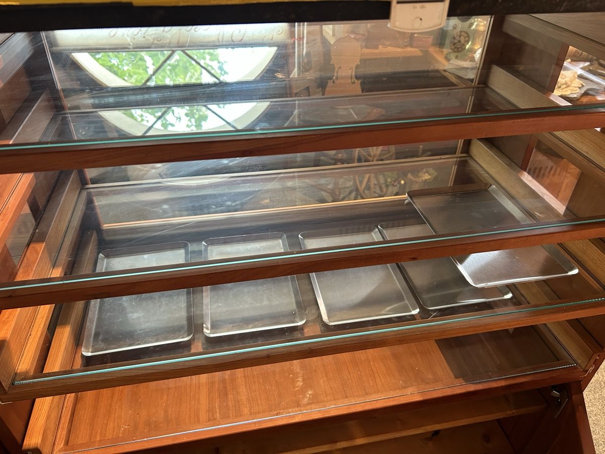 Vitrinen: Vitrine en bois massif – Gebraucht aus Glovelier von s4rahde4ls 6