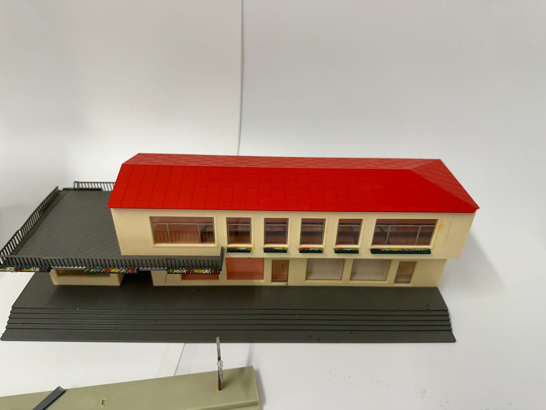 Modellini di ferrovie: H0 Bahnhof mit Restaurant & Uhrturm – Usato da Dübendorf venduto da TrimTrend 6
