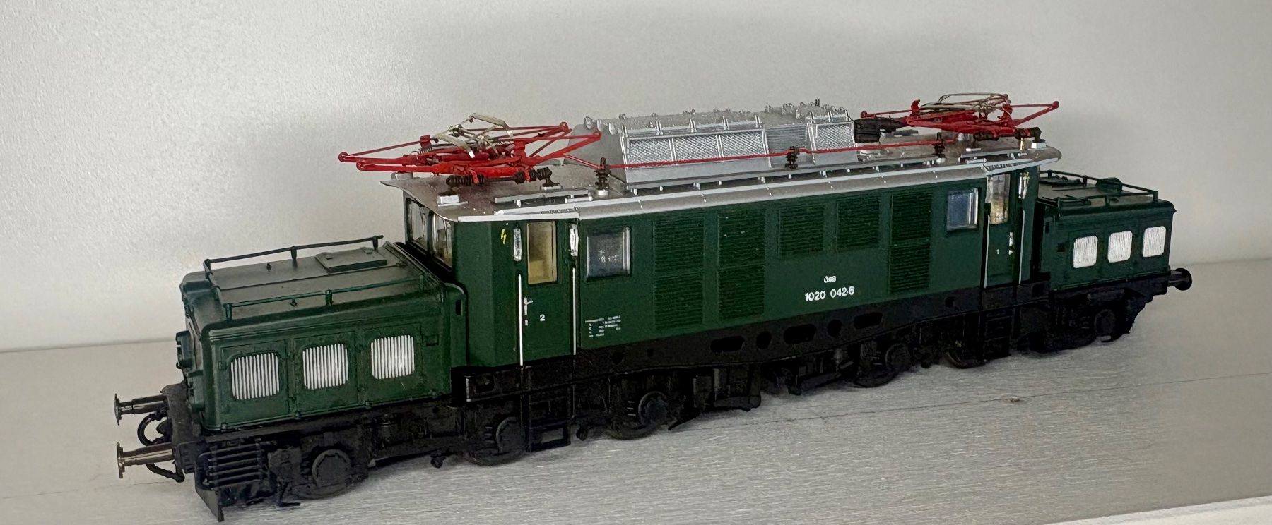 Roco Modellini di ferrovie: 43664 - ÖBB Br 1020 042-6 "Eisenschwei" – Nuovo (secondo la descrizione) da Freienbach venduto da Lehcim 2