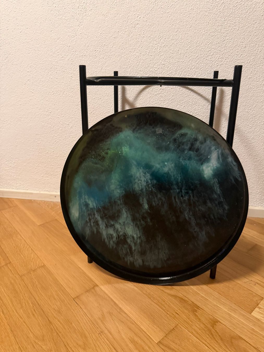 Ikea Tavoli: Schwarz Metall Rund Couchtisch (Ocean Waves Epoxy) – Usato da Hendschiken venduto da emstan 1