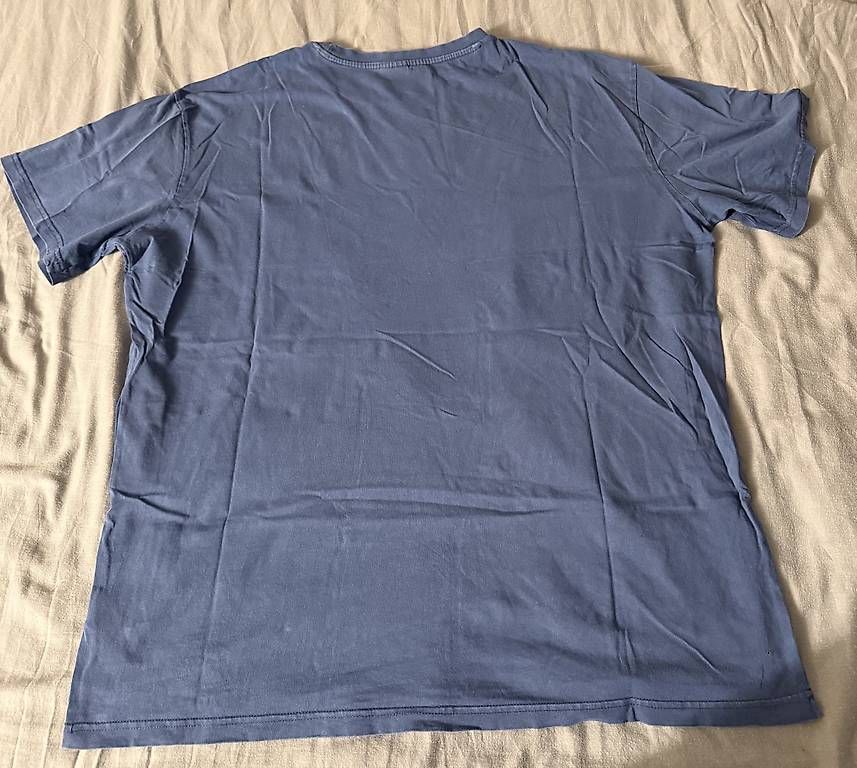 T-shirt: Blaues T-Shirt mit Schrift  – Usato da Wädenswil venduto da dom_pz5d 3