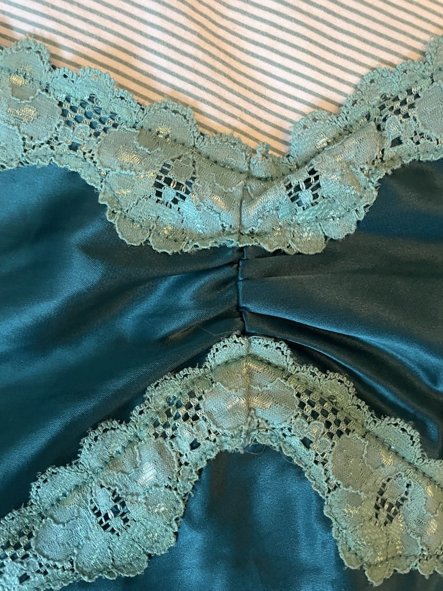 Top: Ruby Sky Emerald Green Silk Top with Lace Trim, Size M/L – Usato da sonvico venduto da Ptequila 4