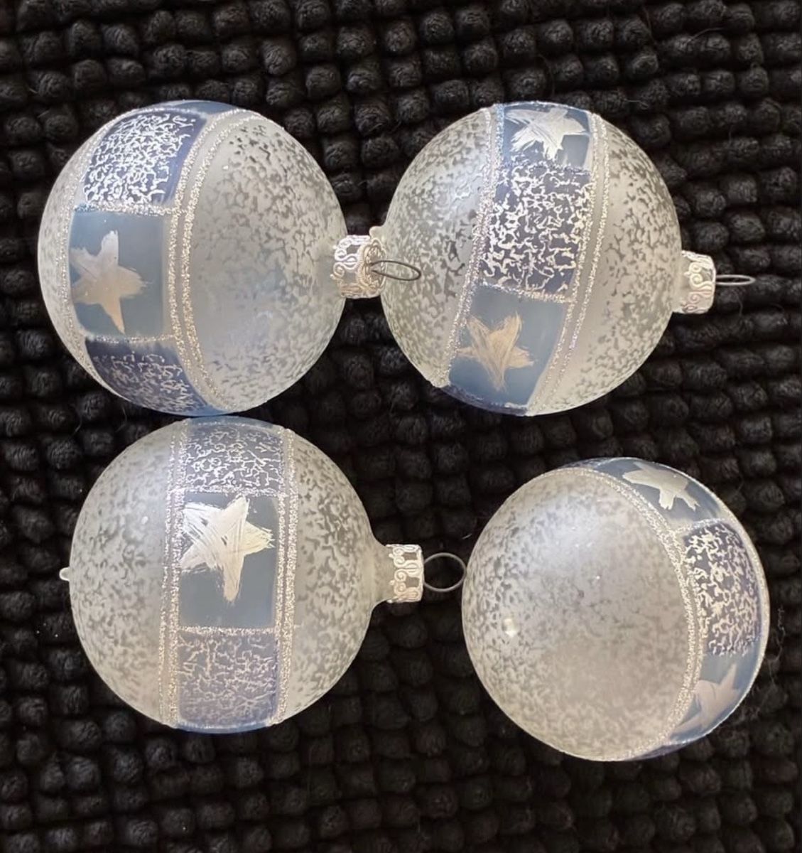 Alle Dekorationen: Christbaumkugeln Glas 4er Set Sternenmuster matt/blau – Gebraucht aus Arbon von car_v2zm