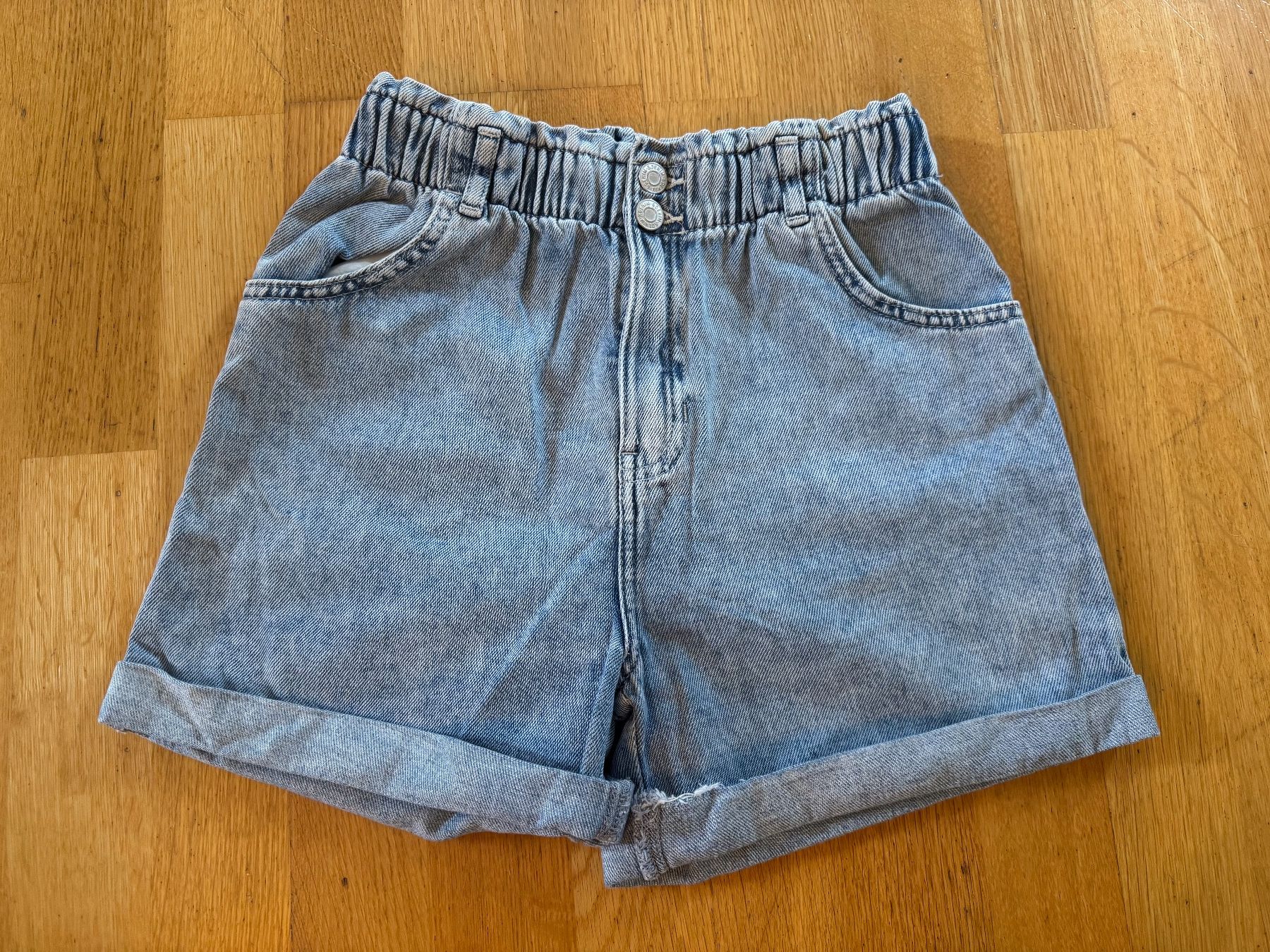 H&M Pantaloni: Jeansshorts – Usato da Spiez venduto da HomeShoppingSpiez
